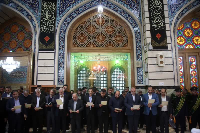 شهرداران مراکز استان های سراسر کشور به زیارت حرم بانوی کرامت مشرف شدند